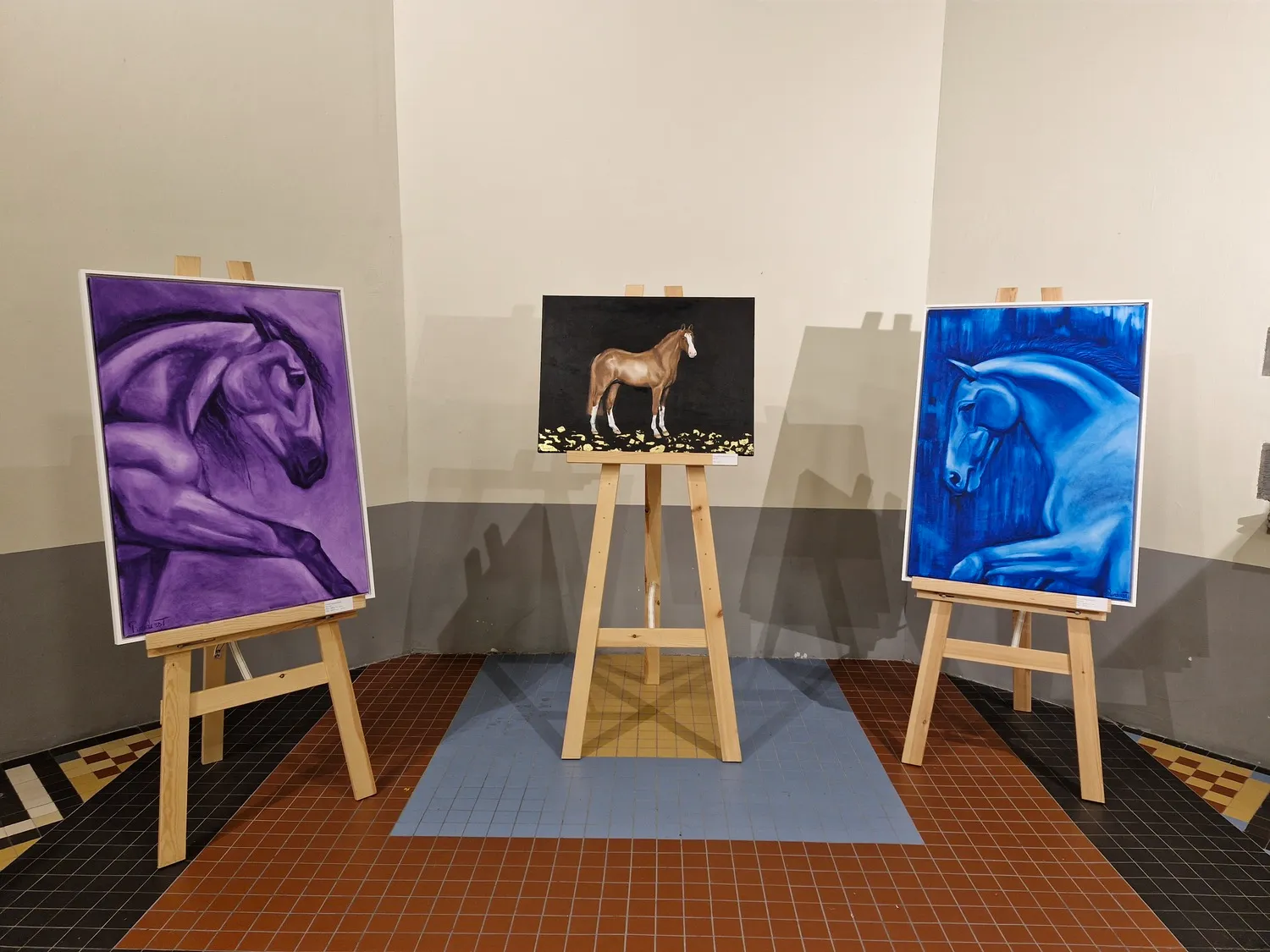 Blauwe paardenschilderijen op de piano
